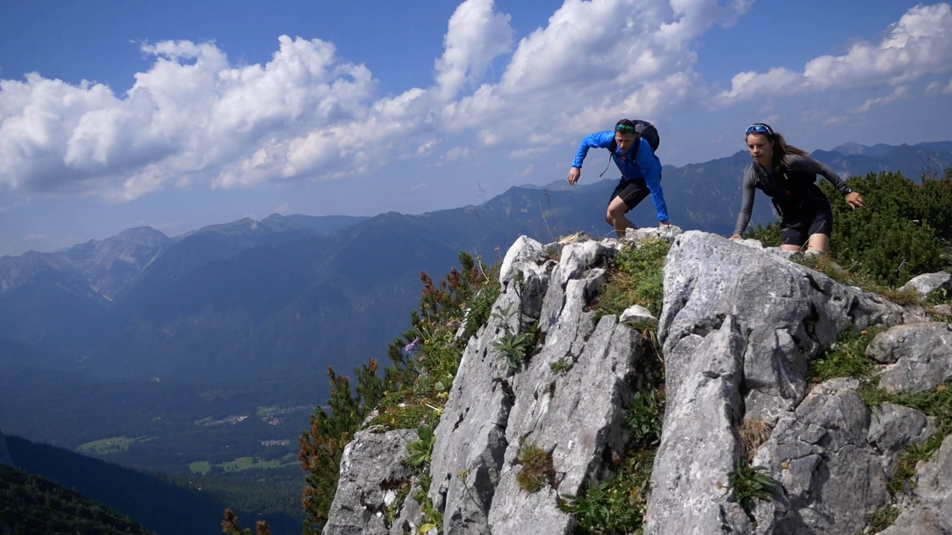 zwei OMM Sportler klettern mit ihrer OMM Ausrüstung einen Berg hoch